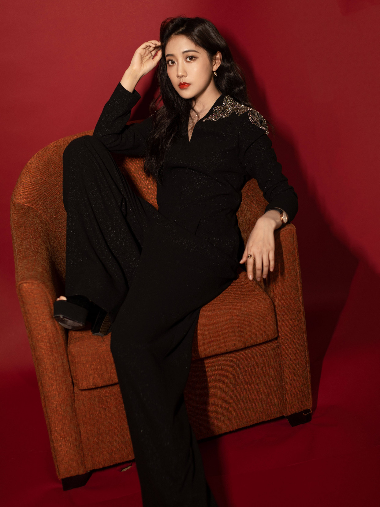 李艺彤身穿阔腿连体裤,还是藏不住傲人的身材曲线,性感又吸睛